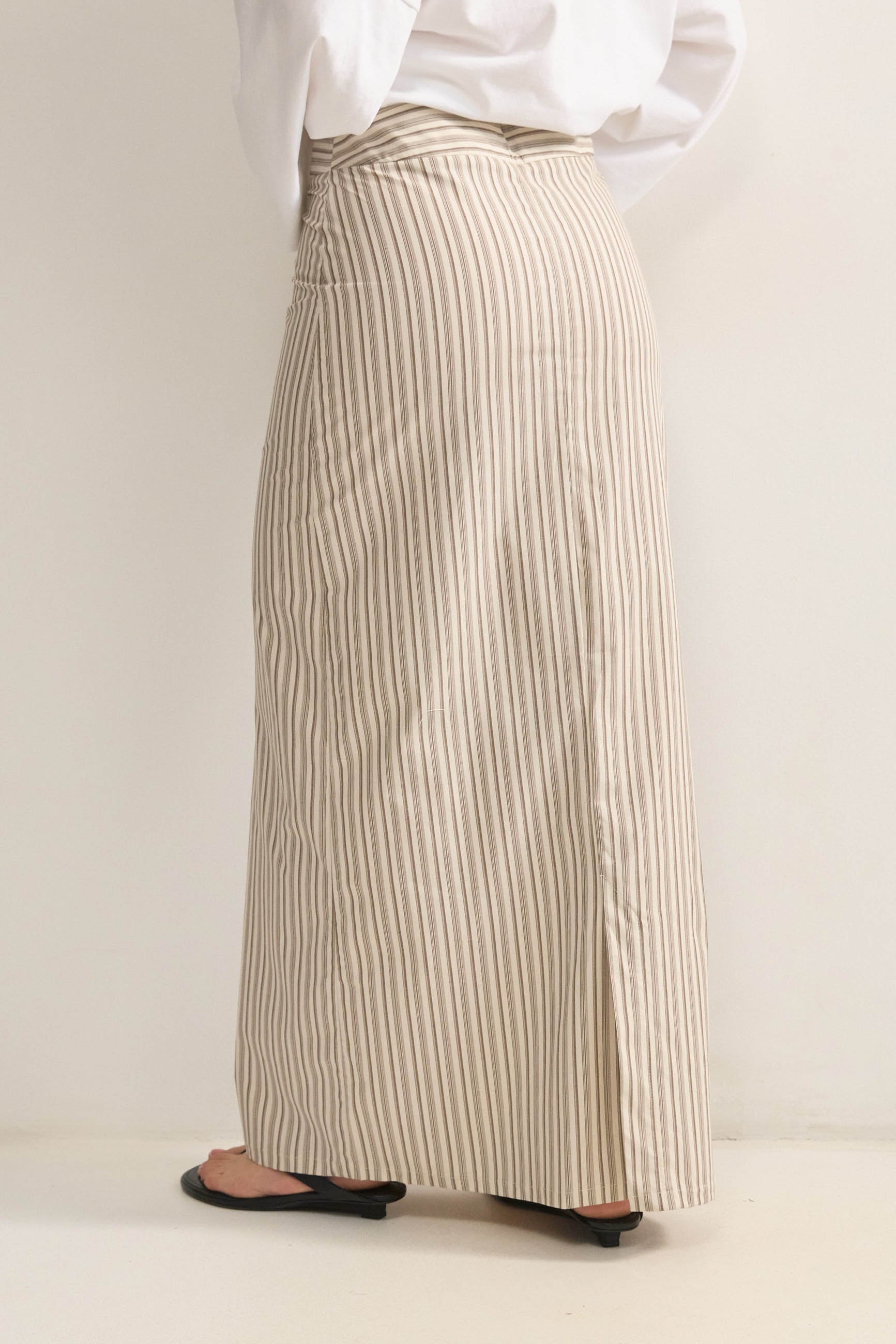 חצאית פסים חומה מידי לנשים – חצאית צנועה ליום יום